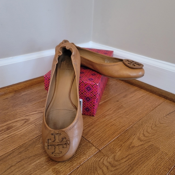 Authentic Tory Burch Reva Tumbled Leather Tan Flats Size 11 - Picture 2 of 10
